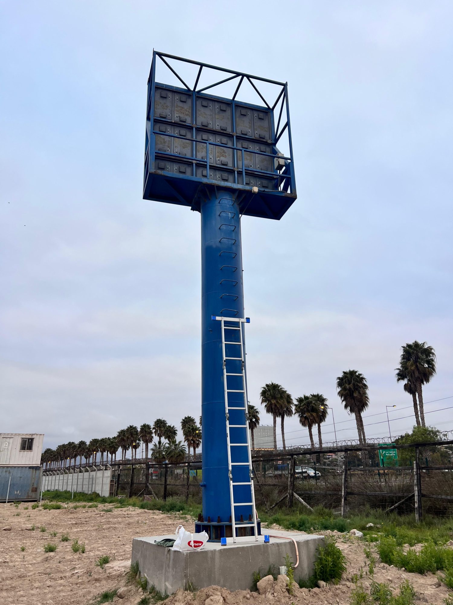 Estructura de pantalla LED en poste — instalación outdoor en terreno