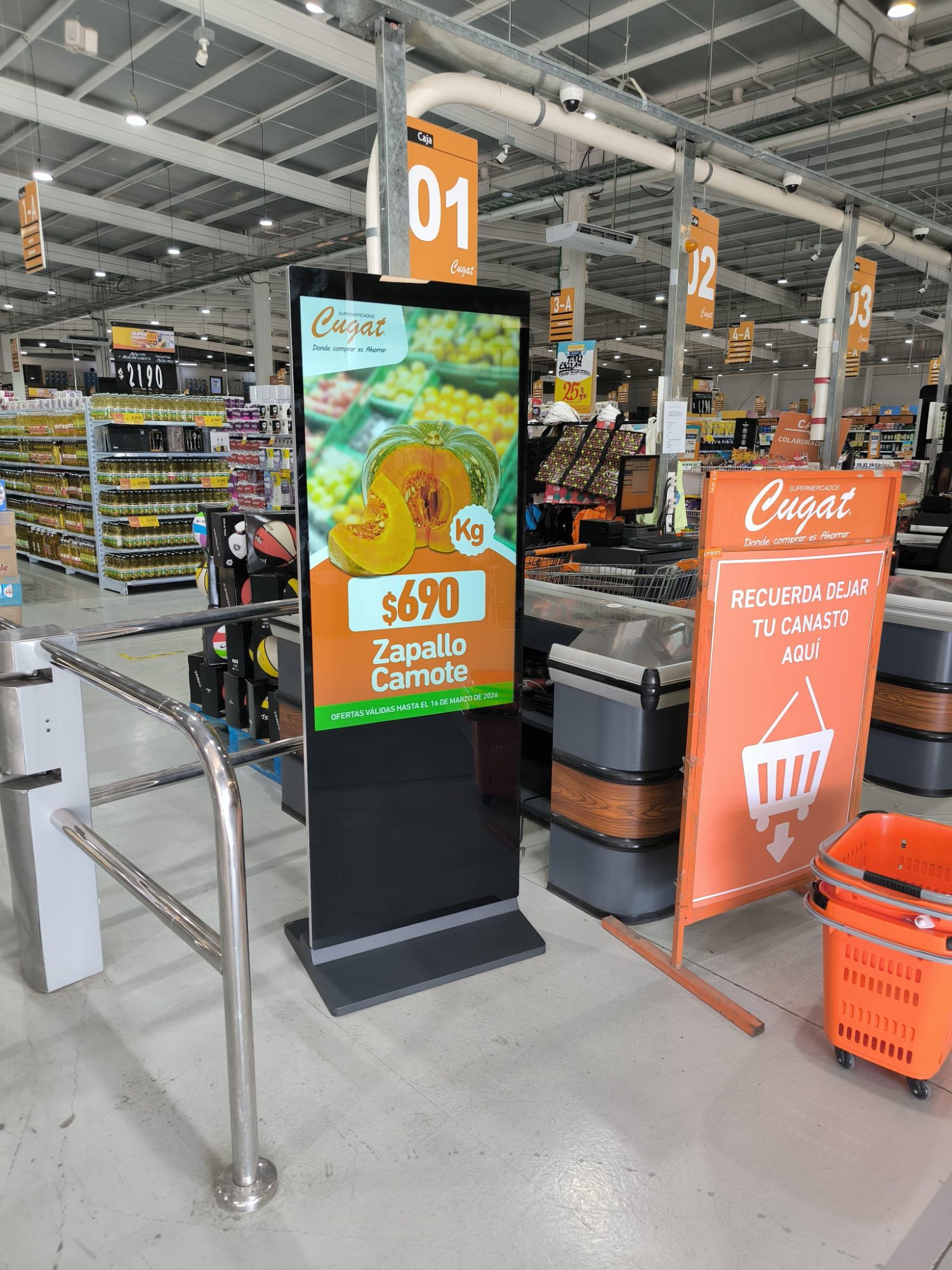 Pantalla LED totem en supermercado Cugat — señalética digital retail