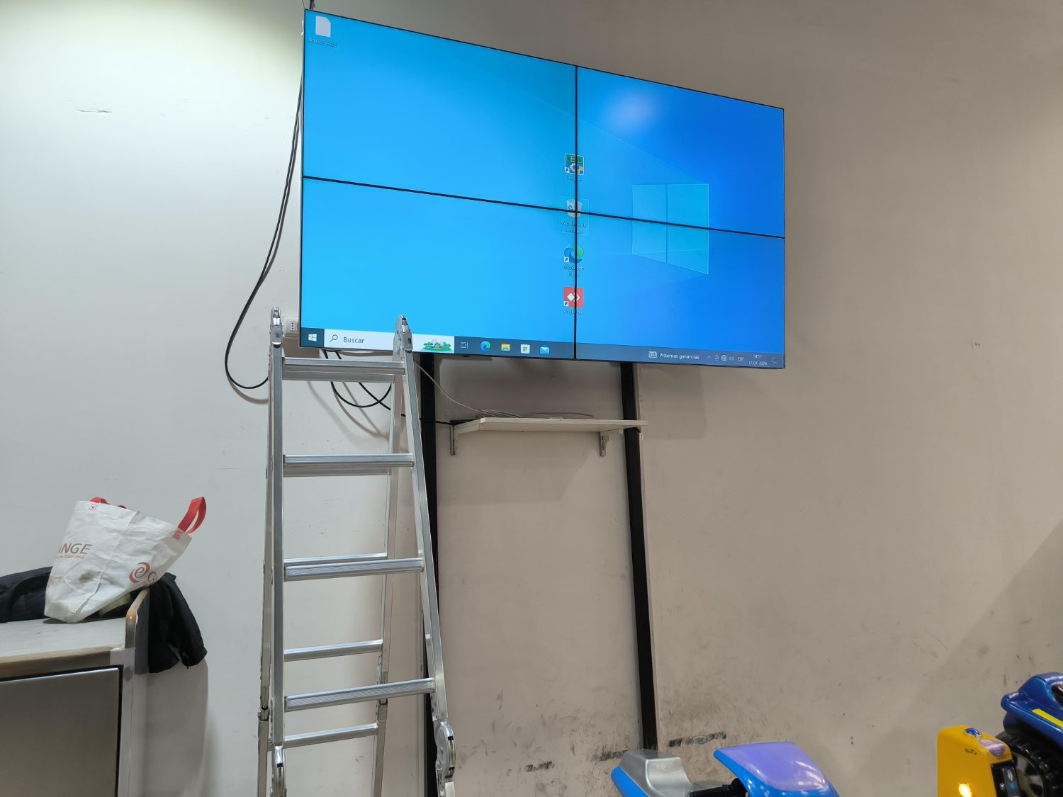 Videowall instalado en interior — 4 pantallas en configuración 2x2