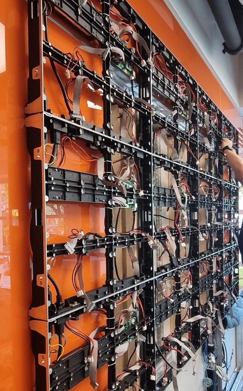 Estructura trasera de módulos LED — instalación de pantalla de vitrina