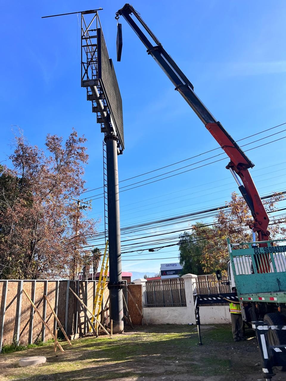 Instalación de pantalla LED outdoor — estructura y grúa en terreno