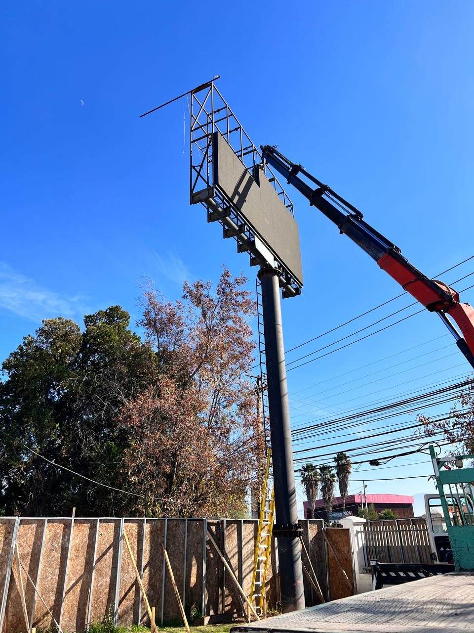 Montaje de pantalla LED en terreno